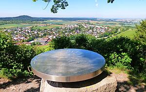 Am Grillplatz Wartkopf findet sich auch eine runde Tafel mit Angaben darüber,
was wo zu sehen ist. Am Grillplatz Wartkopf findet sich auch eine runde Tafel mit Angaben darüber,
was wo zu sehen ist.