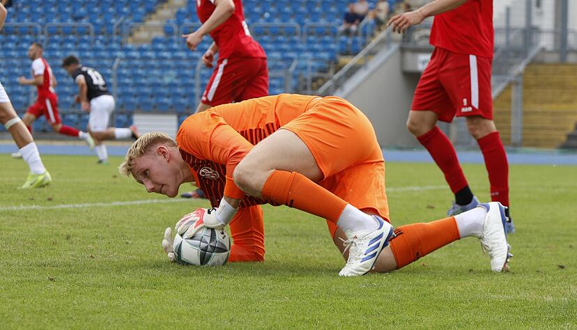 Zeigt eine gute Leistung bei seinem Testspiel-Debüt für den VfR Heilbronn: Torwart-Hüne Nils Leidenberger. Zeigt eine gute Leistung bei seinem Testspiel-Debüt für den VfR Heilbronn: Torwart-Hüne Nils Leidenberger.