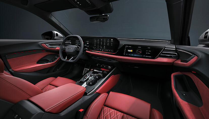 Innen setzt Audi auf ein vollständig digitales Cockpit (11,9 Zoll), das fließend in ein 14,5 Zoll großes Curved Display, also einen gewölbten Bildschirm, übergeht und stark dem Fahrer zugeneigt ist.