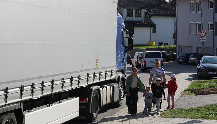 Die K&uuml;nzelsauer Stra&szlig;e ist das heikelste Nadel&ouml;hr auf der Umleitungsstrecke. Hier staute sich am Donnerstagnachmittag der Verkehr. Passanten wie diese Frauen und Kinder m&uuml;ssen aufpassen. Dies gilt vor allem f&uuml;r den Schulstart am Montag.