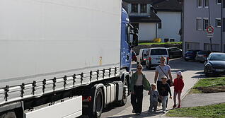 Die K&uuml;nzelsauer Stra&szlig;e ist das heikelste Nadel&ouml;hr auf der Umleitungsstrecke. Hier staute sich am Donnerstagnachmittag der Verkehr. Passanten wie diese Frauen und Kinder m&uuml;ssen aufpassen. Dies gilt vor allem f&uuml;r den Schulstart am Montag.