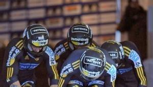 Das Team von Deutschland 1 schiebt am Start den Viererbob an.