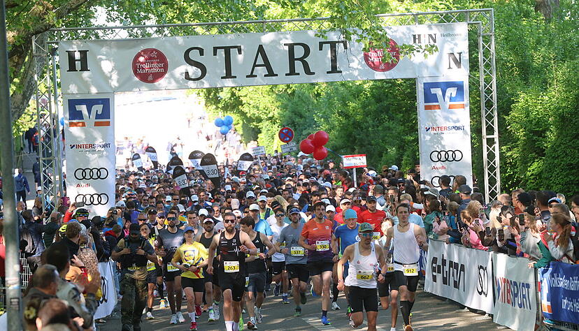 Der Trolli läuft, die Sportler werden frenetisch vom Publikum angefeuert.