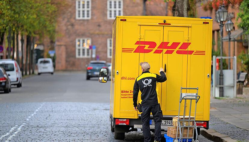 Lieferfahrzeuge, die Gehwege und Straßen blockieren, sind vielerorts ein Problem. Städte wollen den Lieferverkehr durch Lastenräder und Hubs reduzieren. Foto: dpa