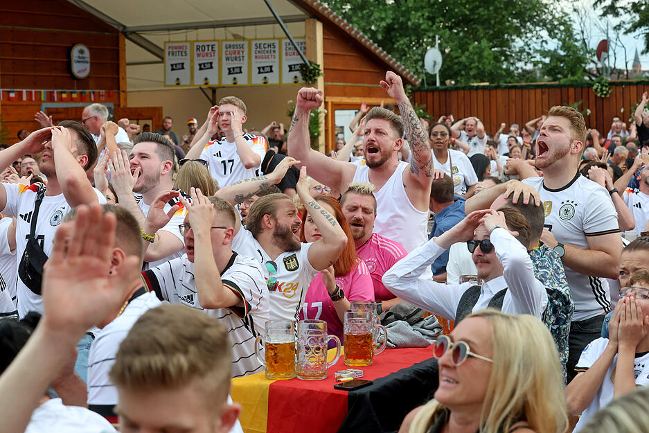 Schock beim Public Viewing auf dem Heilbronner Volksfest: Die deutsche Mannschaft bekommt noch ein Gegentor.