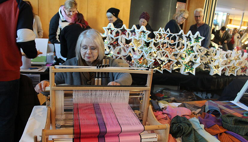 Der große Webrahmen von Rita Schlotzhauer zieht viele Blicke in der Öhringer Kultura auf sich. Insgesamt zählt der Veranstalter rund 85 Aussteller. Foto: Stefanie Jani Der große Webrahmen von Rita Schlotzhauer zieht viele Blicke in der Öhringer Kultura auf sich. Insgesamt zählt der Veranstalter rund 85 Aussteller. Foto: Stefanie Jani