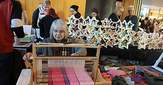 Der große Webrahmen von Rita Schlotzhauer zieht viele Blicke in der Öhringer Kultura auf sich. Insgesamt zählt der Veranstalter rund 85 Aussteller. Foto: Stefanie Jani