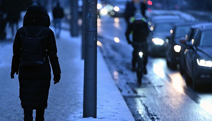 Auch Behinderungen im Straßen- und Bahnverkehr sind möglich. (Archivbild) Auch Behinderungen im Straßen- und Bahnverkehr sind möglich. (Archivbild)