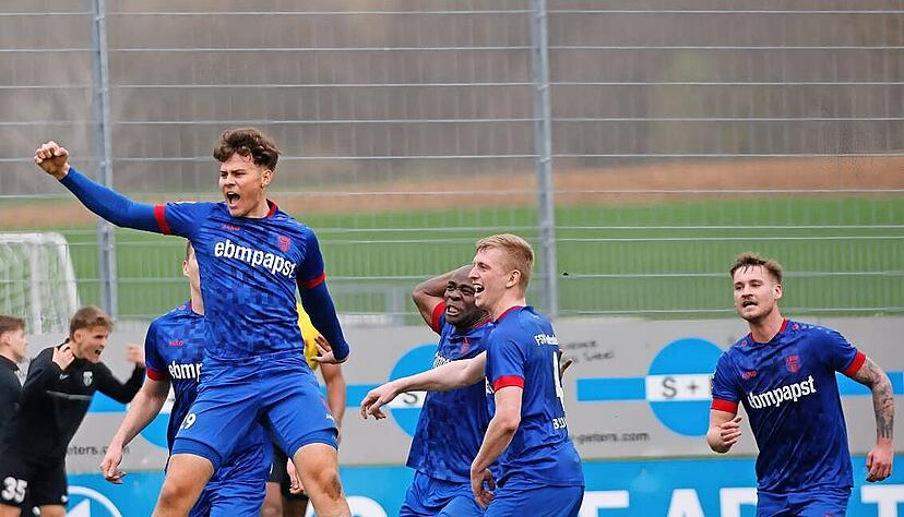 Torschütze Rico Hofmann (von links), Boris Nzuzi, Niklas Breuninger und Lorenz Minder freuen sich über den Hollenbacher Ausgleichstreffer. Torschütze Rico Hofmann (von links), Boris Nzuzi, Niklas Breuninger und Lorenz Minder freuen sich über den Hollenbacher Ausgleichstreffer.