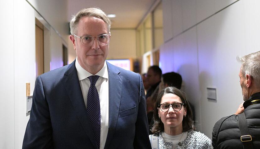 Schweitzer am Abend der Wahlniederlage in Rheinland-Pfalz an der Seite seiner Frau. Schweitzer am Abend der Wahlniederlage in Rheinland-Pfalz an der Seite seiner Frau.