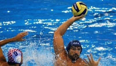 Thomas Schertwitis (r) holt gegen den Kroaten Pavo Markovic aus zum Wurf.