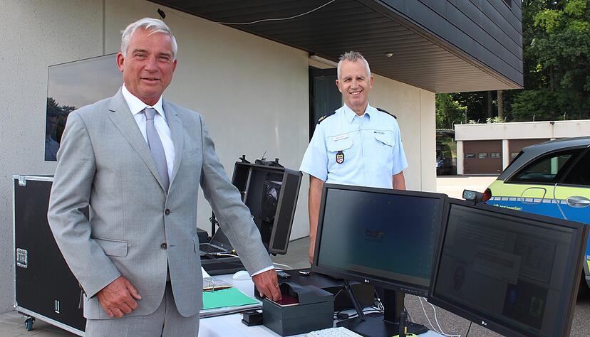 Landesinnenminister Thomas Strobl (links) und Heilbronns Polizeipräsident Hans Becker stellen die neuen Dokumentenprüfgeräte vor.
Foto: Heike Kinkopf