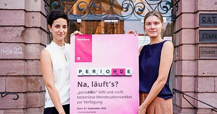 Frauen- und Gleichstellungsbeauftragte Marie-Luise Löffler (r) und Mitarbeiterin im Fachbereich Geschlechtergerechtigkeit Nicoline Erichsen vor dem Rathaus Heidelberg.