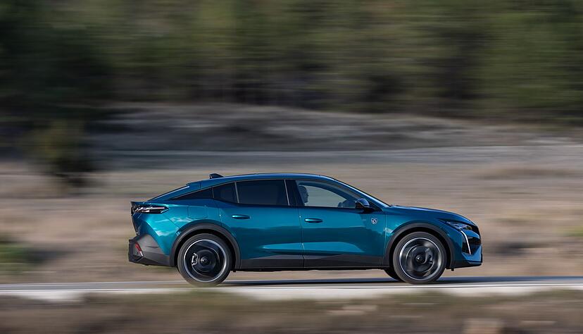 Zusammen mit bis zu 360 Nm bringen die beiden Motoren den Peugeot 408 schnell auf Touren. Zusammen mit bis zu 360 Nm bringen die beiden Motoren den Peugeot 408 schnell auf Touren.