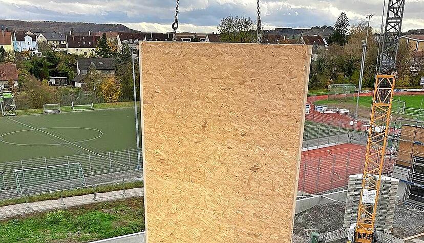 Mit den vorgefertigten Holzteilen von Holzbau Karle (Nitzenhausen) wird der Anbau aufgestockt. Das älteste Gebäudeteil ist von 1972.
Fotos: Yvonne Tscherwitschke Mit den vorgefertigten Holzteilen von Holzbau Karle (Nitzenhausen) wird der Anbau aufgestockt. Das älteste Gebäudeteil ist von 1972.
Fotos: Yvonne Tscherwitschke