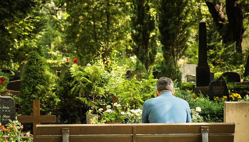 Wer einen schweren Verlust erlitten hat, etwa um eine langjährige Patnerin oder Partner trauert, erlebt häufig seelische und körperliche Symptome, die auch länger andauern können. Wer einen schweren Verlust erlitten hat, etwa um eine langjährige Patnerin oder Partner trauert, erlebt häufig seelische und körperliche Symptome, die auch länger andauern können.
