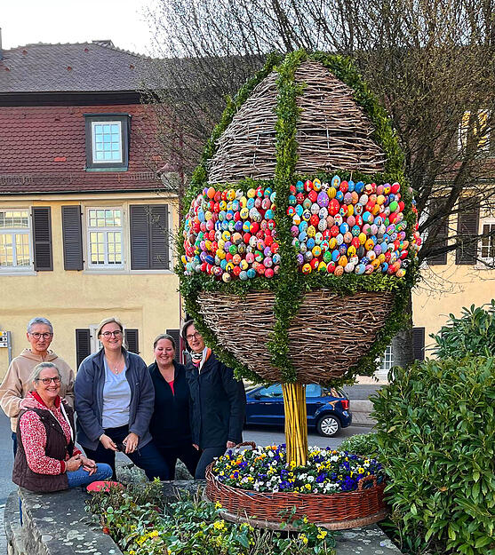 In Obersulm Affaltrach hat ein Team der Landfrauen aus Affaltrach in der Heuser-M&uuml;hle ihr traditionelles Reben-Osterei geschm&uuml;ckt und dann am letzten Donnerstag wieder vor dem Alten Schulhaus installiert und den Sockel mit bunten Blumen eingepflanzt. Den gr&uuml;nen Buchs f&uuml;r das Osterei spendete Karl-Willi K&ouml;hler, weil es in privaten G&auml;rten kein geeignetes Schmuckmaterial gab.