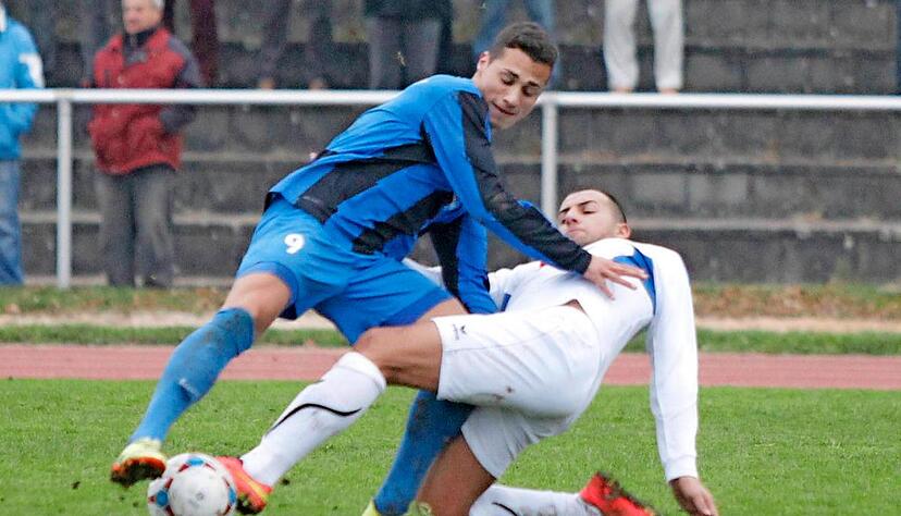 Die Sportfreunde Schw&auml;bisch Hall hatten M&uuml;he mit den kampfstarken Albstadtern. Serdal Kocak (links) hatte das zwischenzeitliche 2:0 erzielt.Foto: Schmerbeck