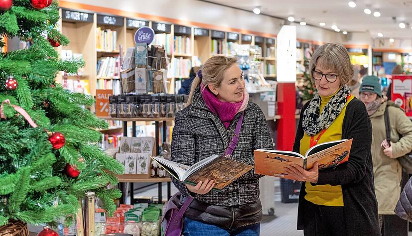 Die Kunden stöbern wieder, lassen sich beraten und nehmen sich Zeit für den Einkauf von Büchern.
Foto: Mario Berger Die Kunden stöbern wieder, lassen sich beraten und nehmen sich Zeit für den Einkauf von Büchern.
Foto: Mario Berger