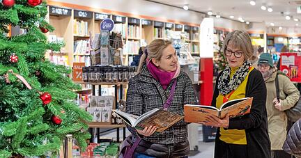 Die Kunden stöbern wieder, lassen sich beraten und nehmen sich Zeit für den Einkauf von Büchern.
Foto: Mario Berger
