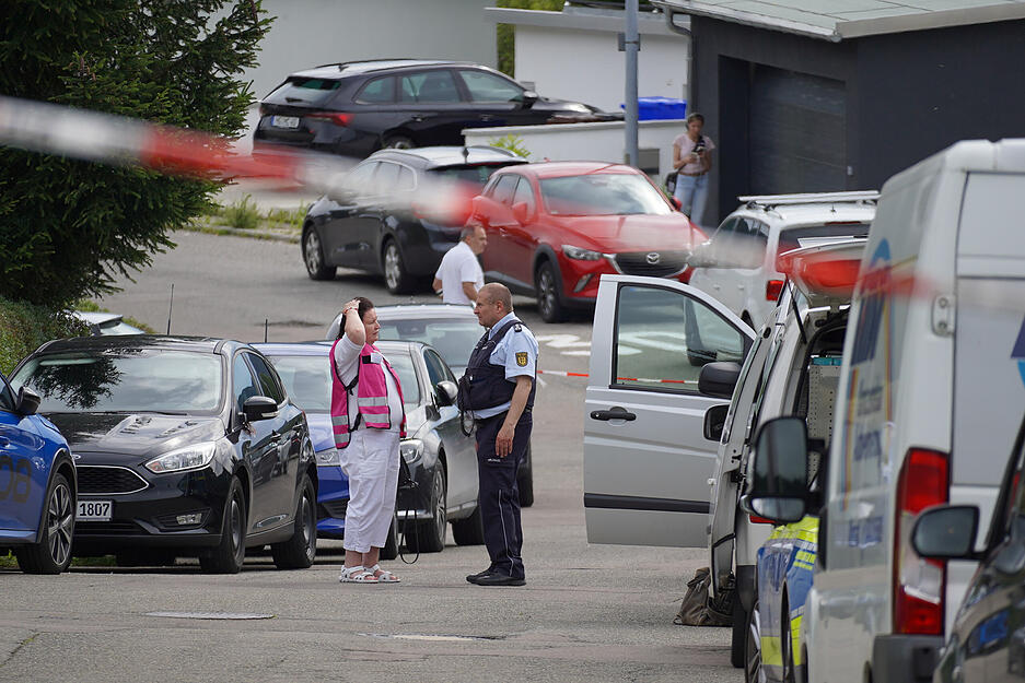 Die Toten in Albstadt sind ersten Vermutungen der Polizei zufolge einer innerfamiliären Tat zum Opfer gefallen. Die Toten in Albstadt sind ersten Vermutungen der Polizei zufolge einer innerfamiliären Tat zum Opfer gefallen.