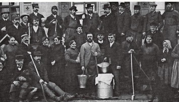 Diese Menschen arbeiteten um 1900 auf dem Schafhof in Belzhag. Zur Ernte wurden wohl noch zusätzliche Arbeitskräfte gewonnen. Zum Schafhof gehörten große Acker- und Weideflächen.Fotos: Kupferzeller Heimatbuch Diese Menschen arbeiteten um 1900 auf dem Schafhof in Belzhag. Zur Ernte wurden wohl noch zusätzliche Arbeitskräfte gewonnen. Zum Schafhof gehörten große Acker- und Weideflächen.Fotos: Kupferzeller Heimatbuch