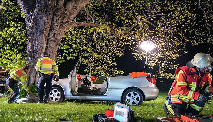 Feuerwehrleute haben das Dach des Unfallautos abgetrennt.