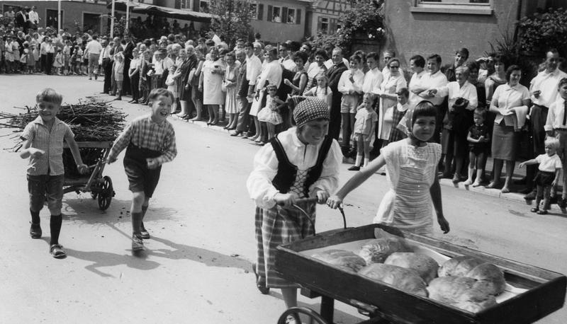 Viele Kinder beteiligten sich 1966 am Umzug. Die vielen Besucher hatten ihren Spa&szlig;. Insgesamt s&auml;umten rund 10?000 Zuschauer die Stra&szlig;en.