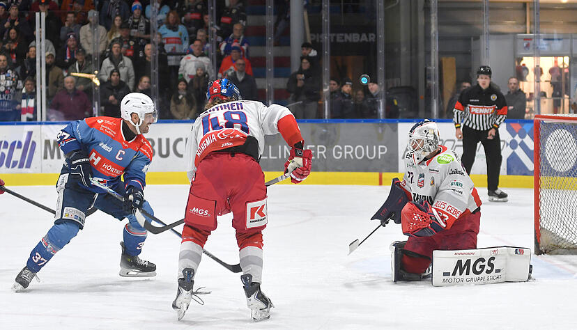 Falken-Kapitän Frederik Cabana (links, hier im Spiel gegen Selb) kehrt am Freitag gegen die Erding Gladiators zurück auf das Eis.