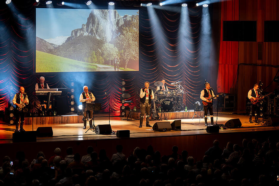 Die Musik der Kastelruther Spatzen verbindet Generationen und sorgt f&uuml;r volle Konzerts&auml;le.