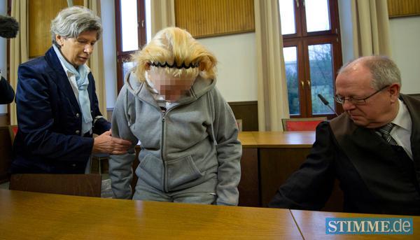 Die Nebenklägerin Sandy M. (M) mit einer Betreuerin und Anwalt Helmut Mursa im Landgericht.