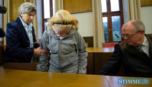 Die Nebenklägerin Sandy M. (M) mit einer Betreuerin und Anwalt Helmut Mursa im Landgericht.