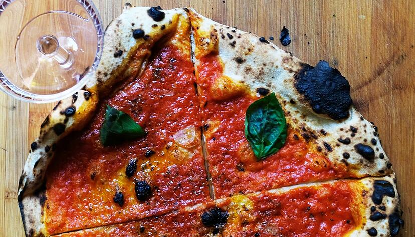Der Sauerteigboden entsteht durch langsame Fermentation von Wasser und Mehl. Er schmeckt dadurch aromatischer als Hefeteig.