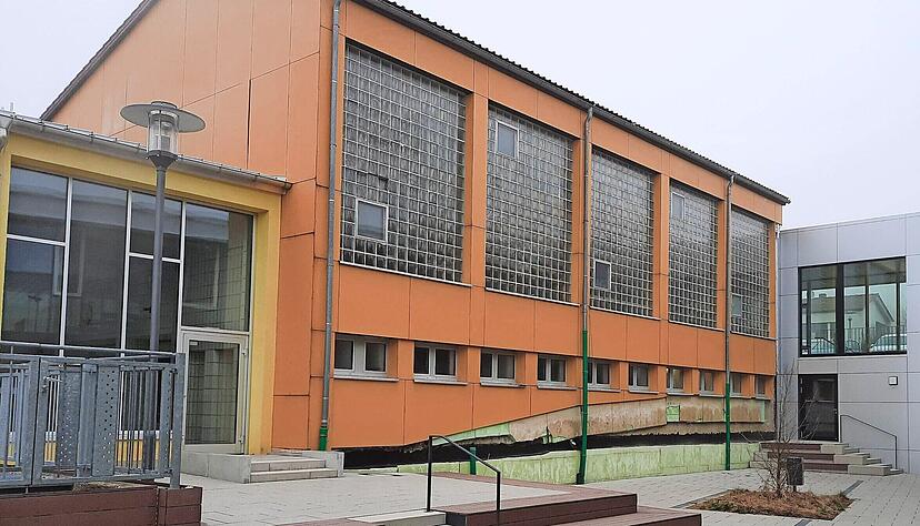 Außen bröckelt die Fassade dahin, drinnen müffelt es aufgrund fehlender Belüftungstechnik: Die Kupferzeller Schulturnhalle und das benachbarte Hallenbad warten sehnlichst auf ihre Modernisierung. Außen bröckelt die Fassade dahin, drinnen müffelt es aufgrund fehlender Belüftungstechnik: Die Kupferzeller Schulturnhalle und das benachbarte Hallenbad warten sehnlichst auf ihre Modernisierung.
