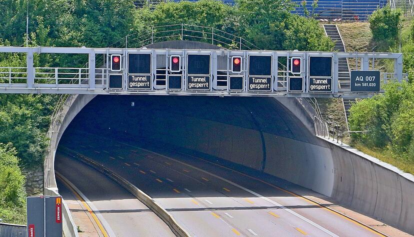 Ein Unfall im Engelbergtunnel hatte bis Donnerstagmittag Verkehrsbehinderungen auf der A81 bei Stuttgart zur Folge (Archivfoto). Ein Unfall im Engelbergtunnel hatte bis Donnerstagmittag Verkehrsbehinderungen auf der A81 bei Stuttgart zur Folge (Archivfoto).