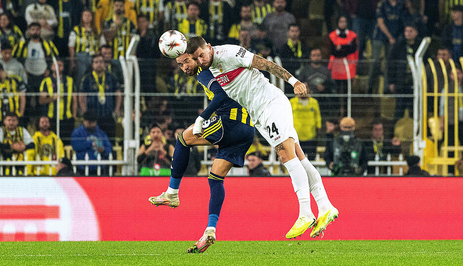 Jeff Chabot: Ab und an zu langsam im Laufduell mit Fenerbahce-Spielern. Glück in der Aktion vor dem vermeintlichen zweiten Elfmeters. Note: 4,5