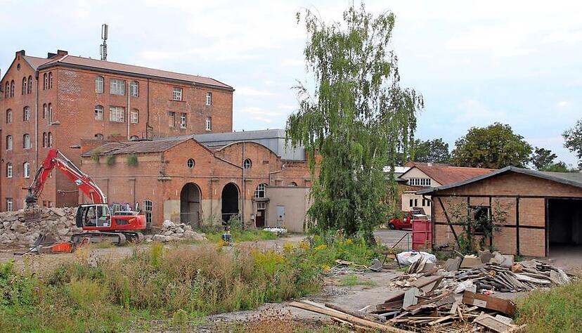 Der Sitz des ältesten Unternehmens der Region wird platt gemacht. Lindenmeyer GmbH & Co. KG und Georg Friedrich Rund GmbH wandern nach Öhringen ab. Lidl bebaut das 1,4-Hektar-Areal neu.Foto: Andreas Veigel