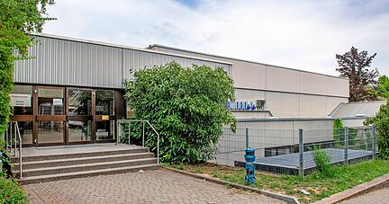 Die Trinkwasserinstallation in der Weibertreuhalle in Weinsberg kann nicht wie geplant in den Sommerferien erneuert werden. Das hat Auswirkungen auf den Sportunterricht im Herbst.
Foto: Christiana Kunz