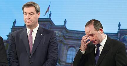 Wegen der Vorwürfe gegen seinen Vize Hubert Aiwanger (r) hat Ministerpräsident Markus Söder (CSU) die Freien Wähler zu einer Sondersitzung «einbestellt» (Archivbild).