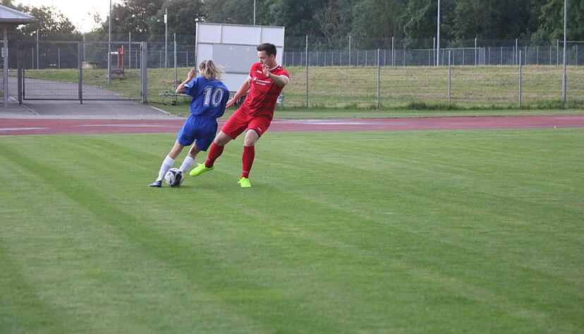 Lea Schumm überspielt Ellhofens Bürgermeister Felix Pontow. Lea Schumm überspielt Ellhofens Bürgermeister Felix Pontow.