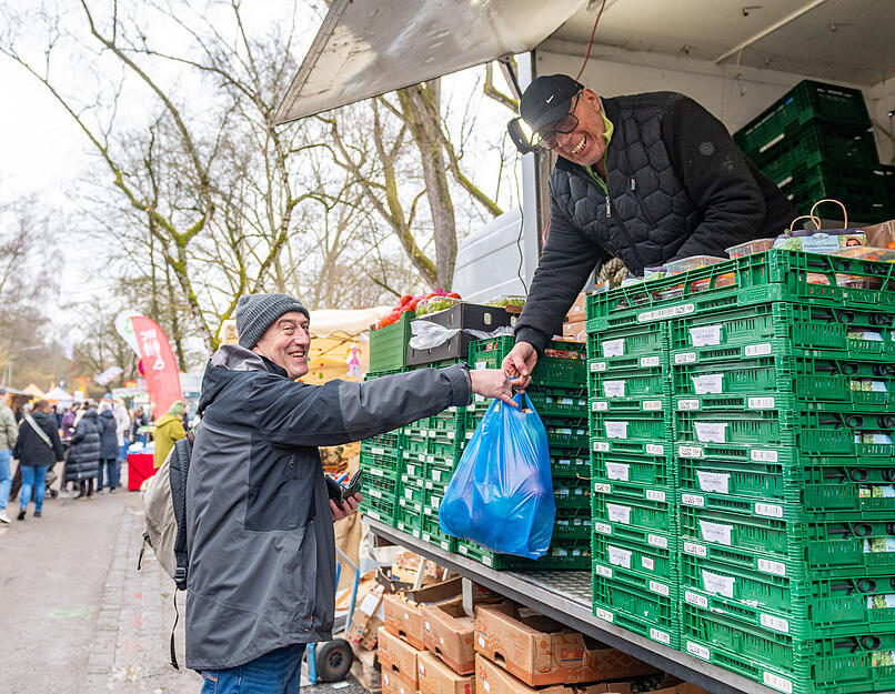 Der Eröffnungstag des Heilbronner Pferdemarkts lockt viele Neugierige an die Marktstände. Der Eröffnungstag des Heilbronner Pferdemarkts lockt viele Neugierige an die Marktstände.