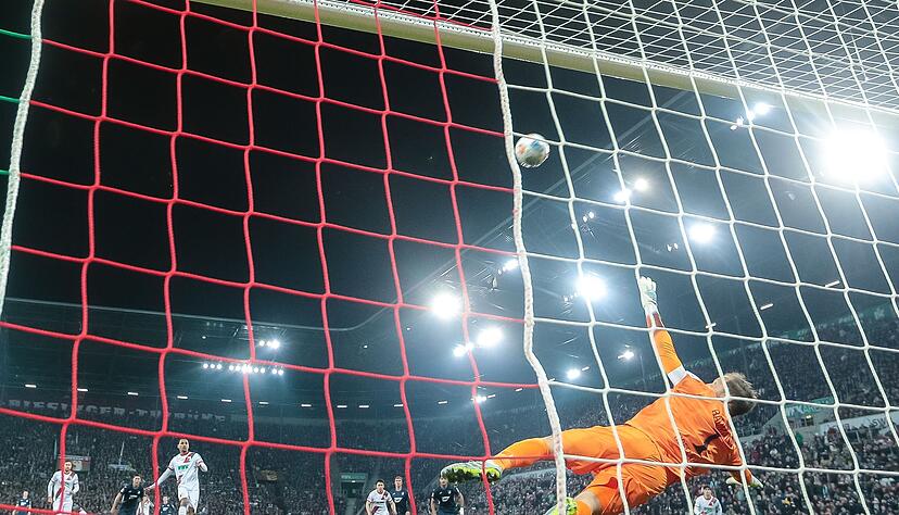 Alexis Claude-Maurice schie&szlig;t einen Elfmeter &uuml;ber das Tor.