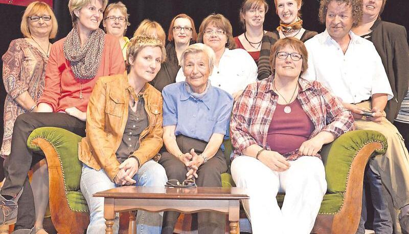 Die Erfolgsautorin Evelyn Sanders, umgeben von Fans und Familie. Die Bad Rappenauer Studelliteraten gratulierten ihr zum 80. Geburtstag.
Foto: Ulrike Plapp-Schirmer Die Erfolgsautorin Evelyn Sanders, umgeben von Fans und Familie. Die Bad Rappenauer Studelliteraten gratulierten ihr zum 80. Geburtstag.
Foto: Ulrike Plapp-Schirmer
