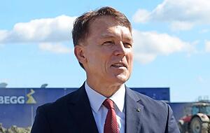 Ziehl-Abegg-Chef Peter Fenkl erl&auml;utert die Pl&auml;ne auf dem Areal.