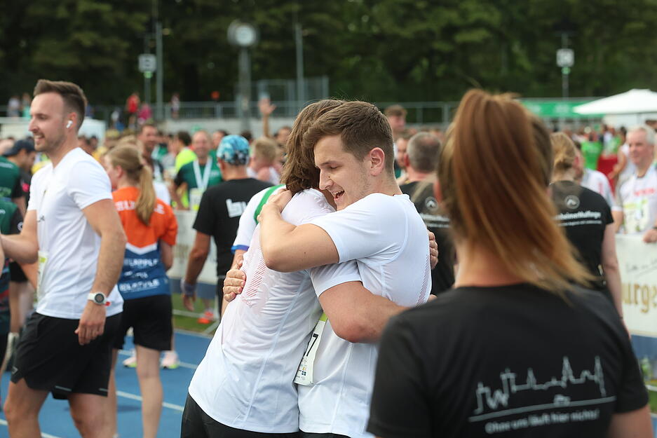 Glückliche Sportler im Heilbronner Frankenstadion. Dort befand sich das Ziel des Stimme-Firmenlaufs.