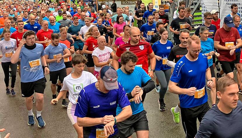 Rund 3000 Läufer gehen bei den verschiedenen Distanzen des EBM-Papst-Marathons an den Start. Das größte Läuferfeld ist auf den zehn Kilometern unterwegs.
