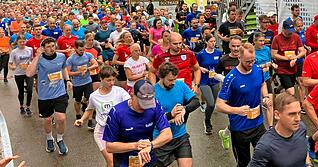 Rund 3000 Läufer gehen bei den verschiedenen Distanzen des EBM-Papst-Marathons an den Start. Das größte Läuferfeld ist auf den zehn Kilometern unterwegs.