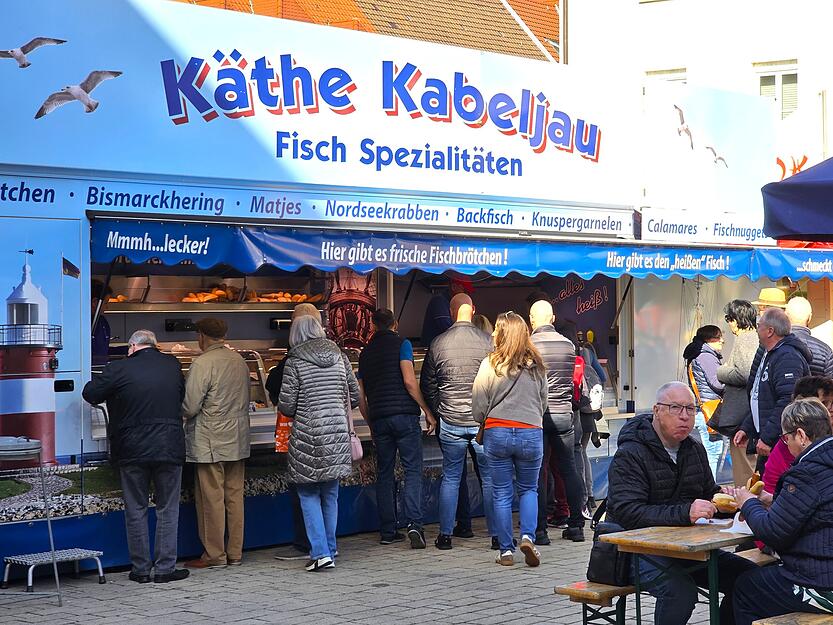 Zahlreiche Marktst&auml;nde sorgen zum Start f&uuml;r reges Treiben in der City.