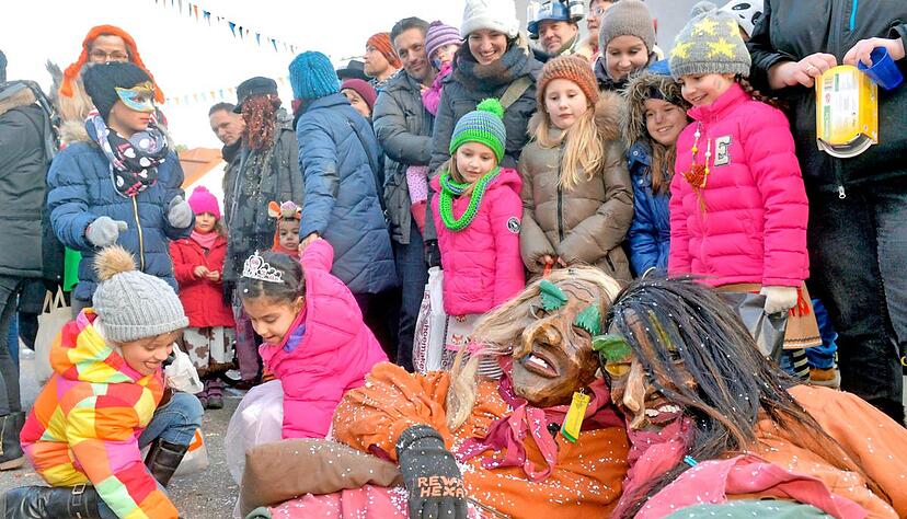 Das wollen die Zuschauer sehen: Maskentr&auml;ger, die au&szlig;er Rand und Band sind, wie die Rew&auml;-Hexa der Schozachtalnarren aus Untergruppenbach.