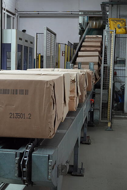 Zellstoffballen, 200 Kilogramm schwer jeder. 250 Stück werden pro Tag verbraucht